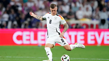 Xem Toni Kroos chuyền bóng, CĐV tuyển Đức tiếc đến ngẩn ngơ