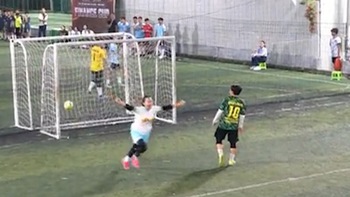 Nữ thủ môn bắt penalty bị thủng lưới vì ăn mừng sớm