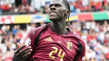 Tiền vệ tuyển Bỉ phản ứng hài hước khi bị nhầm với thủ môn Onana