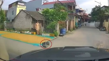 Tài xế ô tô nổi quạu khi người dân lấy cục bê tông chặn đường phơi lúa