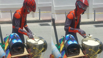 Spiderman chạy xe máy bán tàu hủ dạo