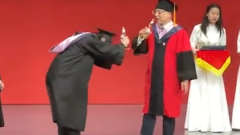 Sinh viên khui bia mời thầy khi lên nhận bằng tốt nghiệp