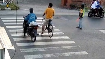 Ngã xe máy vì gặp thanh niên đi xe đạp sang đường kiểu ngược đời