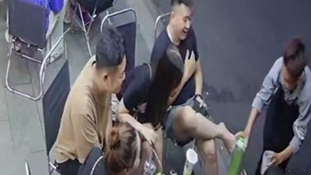 Nam nhân viên ngã dập mông vẫn giữ được ly nước cho khách