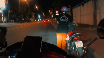 Tài xế công nghệ tốt bụng giúp người phụ nữ đẩy xe máy hư về nhà