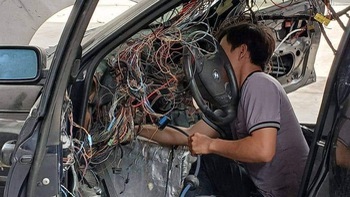 Ảnh vui 7-6: Anh thợ sửa ô tô bảo 'làm điện cũng dễ thôi'