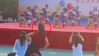 Cô giáo nhảy mẫu nhắc bài cho trò trên sân khấu