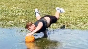 Chàng trai 'trồng chuối' nhặt quả bóng rổ vì sợ ướt giày