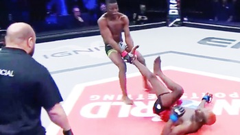 Võ sĩ MMA nắm chân đối thủ lôi xềnh xệch như 'đánh ghen'
