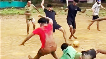 Trai làng cười thả ga khi đá bóng trên sân bùn