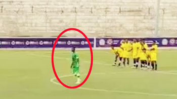 Cầu thủ màu mè lấy đà từ giữa sân rồi đá hỏng penalty