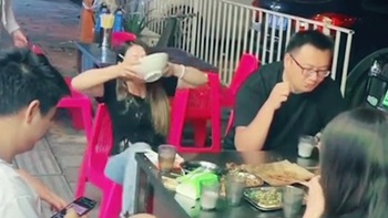 Cô gái ngã ngửa khi ngồi ăn