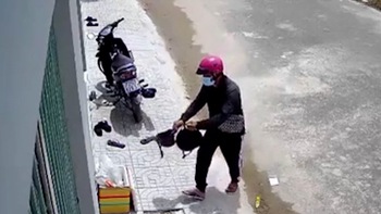 Thanh niên trả mũ bảo hiểm cho chủ nhà rồi trộm xe máy