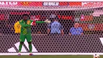 Thủ môn Onana tấu hài khi bắt penalty