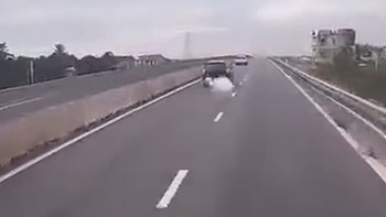 Ô tô xịt khói trắng 'tàng hình' trên cao tốc