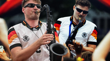 Thầy giáo chơi saxophone trở thành hiện tượng ở Euro 2024