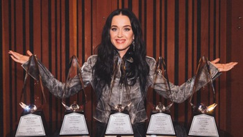 Katy Perry nhận "mưa kim cương"