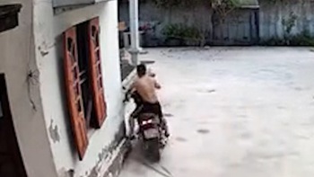 Sáng sớm chồng 'vồ ếch' khi kiểm tra xe máy giúp vợ