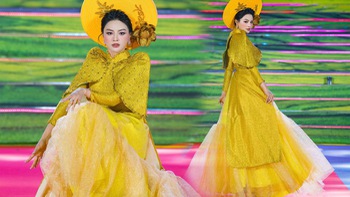 Vũ Thu Phương vấp ngã khi catwalk và màn phản ứng thần sầu