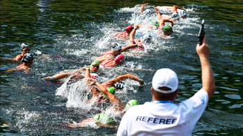 Vận động viên bơi Olympic chống vi khuẩn ở sông Seine bằng nước ngọt có gas