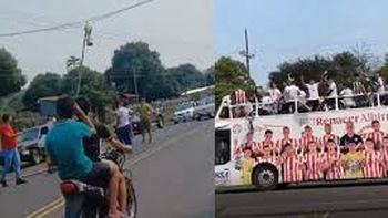 Đội bóng Paraguay diễu hành mừng vô địch làm cháy đường dây điện