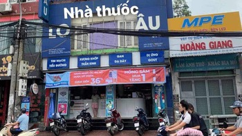 Ảnh vui 10-9: Cơn gió thổi bay bảng hiệu tạo chữ 'lo âu'