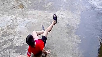 Bé trai ngã dập mông hai lần ở trong sân