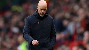 HLV Erik Ten Hag nhận ‘gạch đá’ sau thất bại của Man Utd