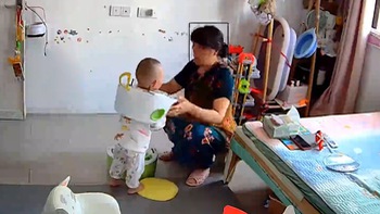 Bà hú hồn vì cháu nghịch dại