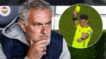 Mourinho bị phạt vì mở laptop 'check VAR' trọng tài ngay trên sân