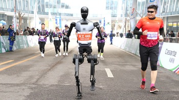 Trung Quốc tổ chức giải chạy bán marathon giữa người và robot