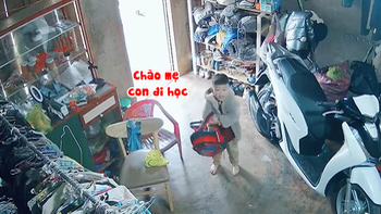 Tan chảy với bé trai ngoan ngoãn chào mẹ đi học qua camera