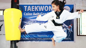 Cô bé Ấn Độ 7 tuổi trở thành huấn luyện viên taekwondo trẻ nhất thế giới