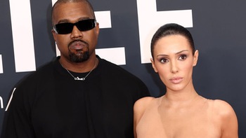 Đỏ mặt với bộ cánh của vợ Kanye West trên thảm đỏ Grammy