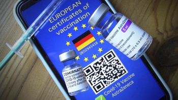 "Nhìn vaccine cấp phép": Bất lợi dành cho ai?