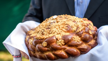 Ăn bánh korovai, mong trời xanh đồng thắm...
