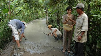Khi các lão nông làm lộ, xây cầu