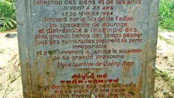 Một tấm bia lạ