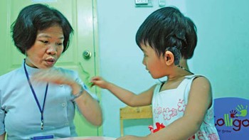 Chữa điếc nặng cho trẻ không chỉ nhờ máy
