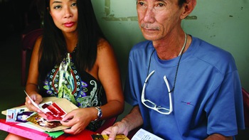 Odile mong cài một bông hồng