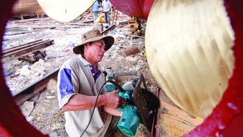 Đóng tàu lớn ra khơi