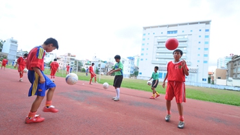 Một ngày trên Sân Hoa Lư