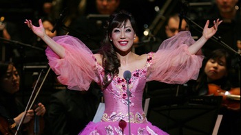 Đức Tuấn hồi hộp hát cùng Sumi Jo