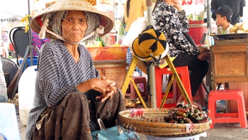 Tóc bạc mưu sinh