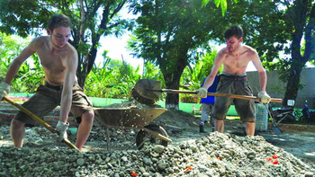 "Thợ hồ" Pháp trên công trường tình nguyện