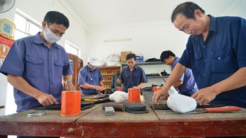 Theo chân đội đóng giày đặc biệt