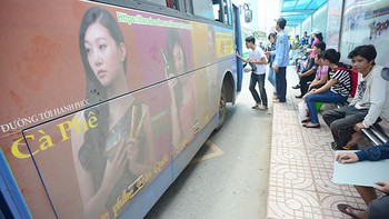 Quảng cáo trên thân xe buýt: Rụt rè cho làm, vì sao?