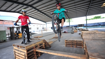 ​Vào nhà xưởng tập Trial Bike