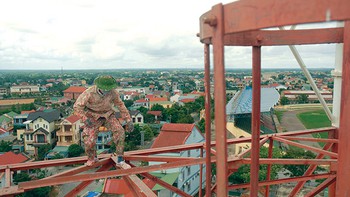 Thợ sơn trên không