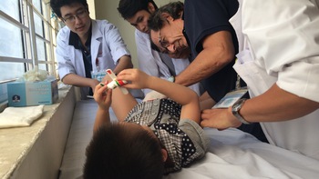 Nhà phẫu thuật đeo đồng hồ xanh lá